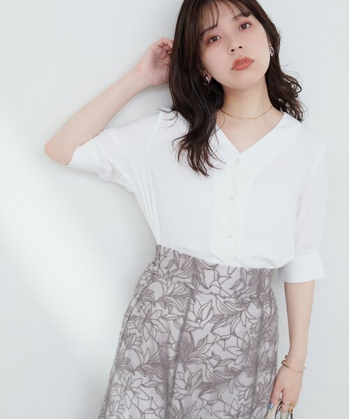 natural couture（ナチュラルクチュール）の「パール釦Vネック5分袖ブラウス（シャツ/ブラウス・レディース・ネイビー/その他1/その他2/グレイッシュベージュ/サックスブルー/オフホワイト・FREE）」の9枚目の写真