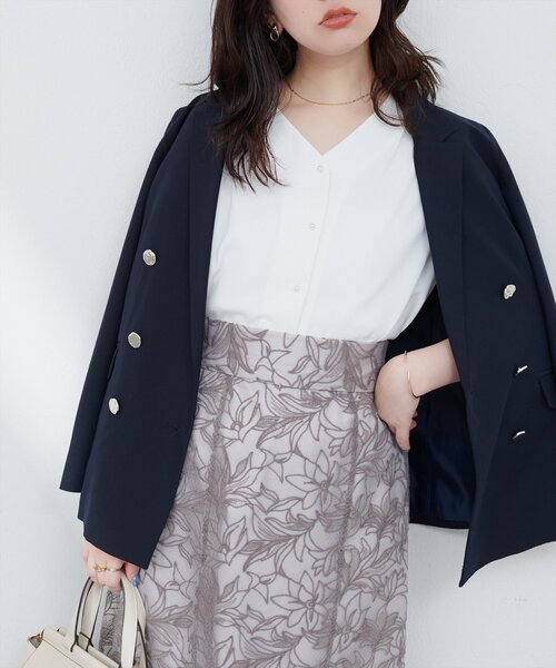 natural couture（ナチュラルクチュール）の「パール釦Vネック5分袖ブラウス（シャツ/ブラウス・レディース・ネイビー/その他1/その他2/グレイッシュベージュ/サックスブルー/オフホワイト・FREE）」の11枚目の写真