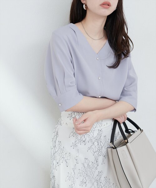 natural couture（ナチュラルクチュール）の「パール釦Vネック5分袖ブラウス（シャツ/ブラウス・レディース・ネイビー/その他1/その他2/グレイッシュベージュ/サックスブルー/オフホワイト・FREE）」の21枚目の写真