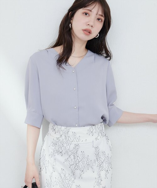 natural couture（ナチュラルクチュール）の「パール釦Vネック5分袖ブラウス（シャツ/ブラウス・レディース・ネイビー/その他1/その他2/グレイッシュベージュ/サックスブルー/オフホワイト・FREE）」の22枚目の写真