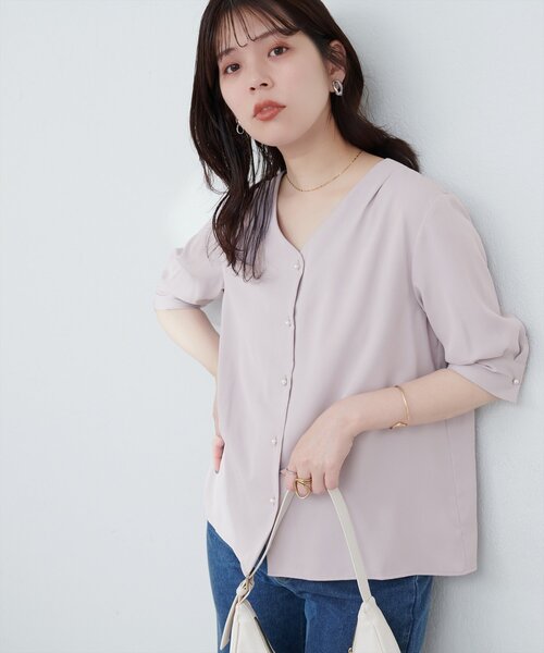 natural couture（ナチュラルクチュール）の「パール釦Vネック5分袖ブラウス（シャツ/ブラウス・レディース・ネイビー/その他1/その他2/グレイッシュベージュ/サックスブルー/オフホワイト・FREE）」の15枚目の写真