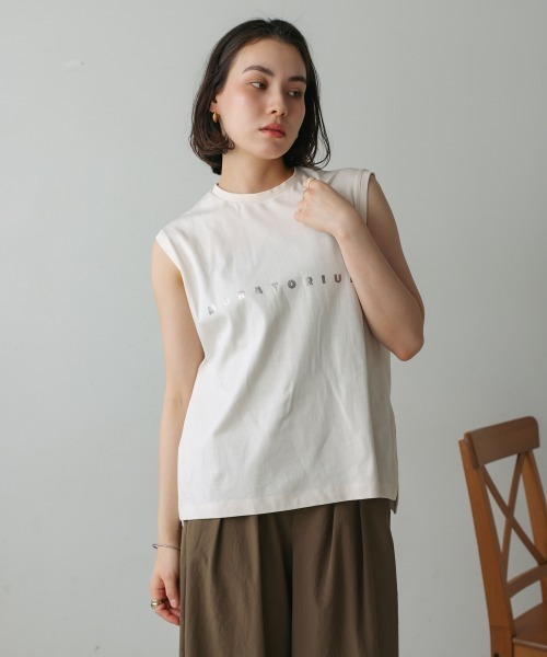 Bou Jeloud(ブージュルード)の「スモール箔ロゴTシャツ(Tシャツ/カットソー・レディース・グレー/ベージュ/オフホワイト・FREE)」の1枚目の写真