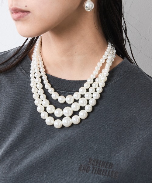 CHIC STYLE(シックスタイル)の「後チャーム付3連パール調ネックレス(長め設計) シックスタイル(ネックレス・レディース・アイボリー系・FREE)」の1枚目の写真