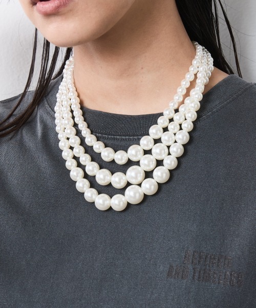 CHIC STYLE(シックスタイル)の「後チャーム付3連パール調ネックレス(長め設計) シックスタイル(ネックレス・レディース・アイボリー系・FREE)」の7枚目の写真