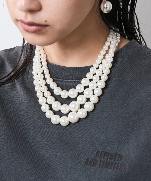 CHIC STYLE(シックスタイル)の「後チャーム付3連パール調ネックレス(長め設計) シックスタイル(ネックレス・レディース・アイボリー系・FREE)」の8枚目の写真