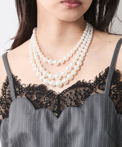 CHIC STYLE(シックスタイル)の「後チャーム付3連パール調ネックレス(長め設計) シックスタイル(ネックレス・レディース・アイボリー系・FREE)」の16枚目の写真