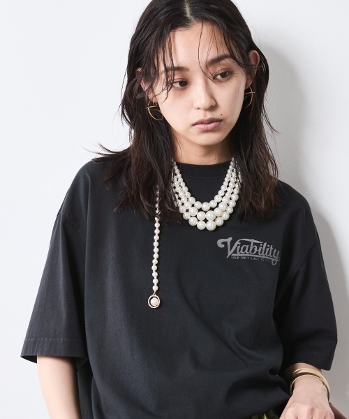 CHIC STYLE(シックスタイル)の「後チャーム付3連パール調ネックレス(長め設計) シックスタイル(ネックレス・レディース・アイボリー系・FREE)」の2枚目の写真