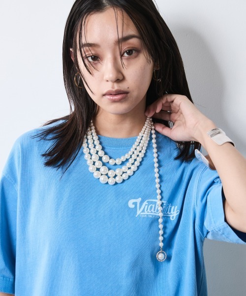 CHIC STYLE(シックスタイル)の「後チャーム付3連パール調ネックレス(長め設計) シックスタイル(ネックレス・レディース・アイボリー系・FREE)」の4枚目の写真