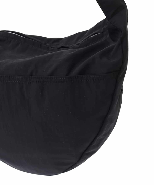 a.v.v（アーヴェヴェ）の「【撥水/ユニセックス】ショルダーバッグ（ショルダーバッグ・メンズ・ブラック/ライトグレー・46）」の5枚目の写真