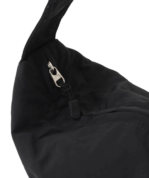 a.v.v（アーヴェヴェ）の「【撥水/ユニセックス】ショルダーバッグ（ショルダーバッグ・メンズ・ブラック/ライトグレー・46）」の4枚目の写真