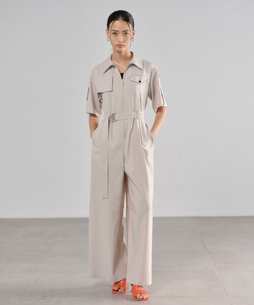 UNITED TOKYO（ユナイテッドトウキョウ）の「ハーフSLVイージージャンプスーツ｜細見え/ウォッシャブル/防シワ/抗ピリング/接触冷感/UV対策/吸汗速乾/ストレッチ/半袖（つなぎ/オールインワン・レディース・ブラック/ライトベージュ・1/2）」の3枚目の写真