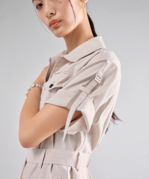 UNITED TOKYO（ユナイテッドトウキョウ）の「ハーフSLVイージージャンプスーツ｜細見え/ウォッシャブル/防シワ/抗ピリング/接触冷感/UV対策/吸汗速乾/ストレッチ/半袖（つなぎ/オールインワン・レディース・ブラック/ライトベージュ・1/2）」の8枚目の写真