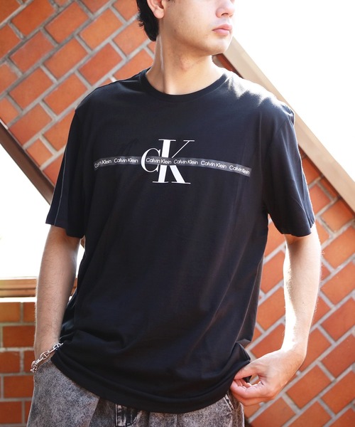 Calvin Klein(カルバン・クライン)の「Calvin Klein ロゴ半袖Tシャツ(Tシャツ/カットソー・メンズ・ブラック/ホワイト系その他/ブルー系その他/ワイン・SMALL/MEDIUM/LARGE/X-LARGE)」の2枚目の写真