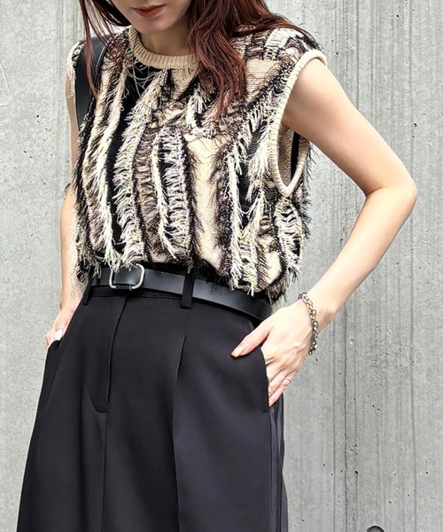 ISOOK（アイスー）の「【ISOOK / アイスー】ウェーブフリンジニットベスト / サマーニット ニットタンク ノースリーブ タンクトップ クルーネック ショート丈 クロップド丈 短丈 麻タッチ アイボリー ブラック ブラウン 白黒 茶ZOZOTOWN限定（タンクトップ・レディース・ブラウン/アイボリー・FREE）」の2枚目の写真