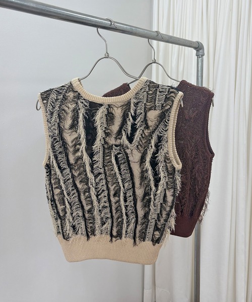 ISOOK（アイスー）の「【ISOOK / アイスー】ウェーブフリンジニットベスト / サマーニット ニットタンク ノースリーブ タンクトップ クルーネック ショート丈 クロップド丈 短丈 麻タッチ アイボリー ブラック ブラウン 白黒 茶ZOZOTOWN限定（タンクトップ・レディース・ブラウン/アイボリー・FREE）」の17枚目の写真