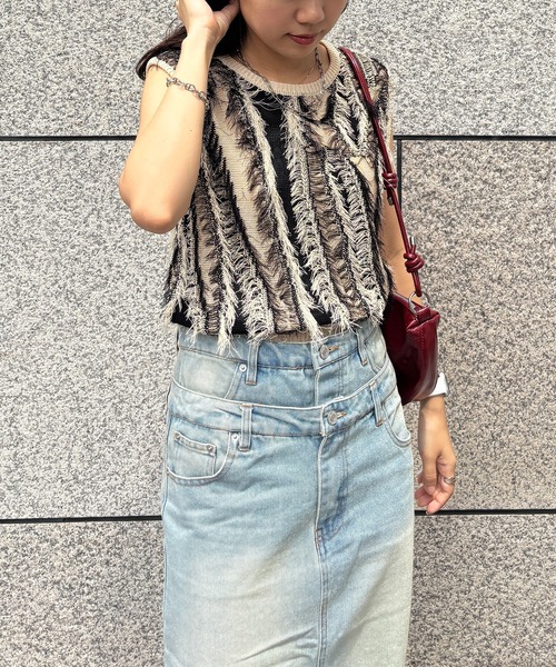 ISOOK（アイスー）の「【ISOOK / アイスー】ウェーブフリンジニットベスト / サマーニット ニットタンク ノースリーブ タンクトップ クルーネック ショート丈 クロップド丈 短丈 麻タッチ アイボリー ブラック ブラウン 白黒 茶ZOZOTOWN限定（タンクトップ・レディース・ブラウン/アイボリー・FREE）」の18枚目の写真