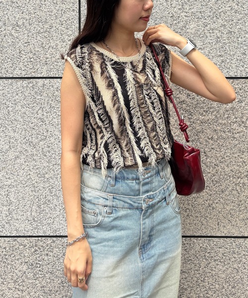 ISOOK（アイスー）の「【ISOOK / アイスー】ウェーブフリンジニットベスト / サマーニット ニットタンク ノースリーブ タンクトップ クルーネック ショート丈 クロップド丈 短丈 麻タッチ アイボリー ブラック ブラウン 白黒 茶ZOZOTOWN限定（タンクトップ・レディース・ブラウン/アイボリー・FREE）」の10枚目の写真