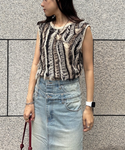 ISOOK（アイスー）の「【ISOOK / アイスー】ウェーブフリンジニットベスト / サマーニット ニットタンク ノースリーブ タンクトップ クルーネック ショート丈 クロップド丈 短丈 麻タッチ アイボリー ブラック ブラウン 白黒 茶ZOZOTOWN限定（タンクトップ・レディース・ブラウン/アイボリー・FREE）」の3枚目の写真