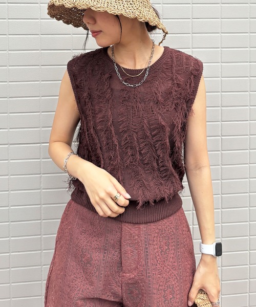 ISOOK（アイスー）の「【ISOOK / アイスー】ウェーブフリンジニットベスト / サマーニット ニットタンク ノースリーブ タンクトップ クルーネック ショート丈 クロップド丈 短丈 麻タッチ アイボリー ブラック ブラウン 白黒 茶ZOZOTOWN限定（タンクトップ・レディース・ブラウン/アイボリー・FREE）」の22枚目の写真