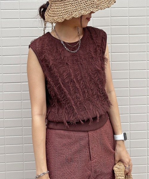 ISOOK（アイスー）の「【ISOOK / アイスー】ウェーブフリンジニットベスト / サマーニット ニットタンク ノースリーブ タンクトップ クルーネック ショート丈 クロップド丈 短丈 麻タッチ アイボリー ブラック ブラウン 白黒 茶ZOZOTOWN限定（タンクトップ・レディース・ブラウン/アイボリー・FREE）」の13枚目の写真