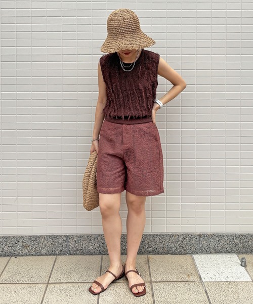 ISOOK（アイスー）の「【ISOOK / アイスー】ウェーブフリンジニットベスト / サマーニット ニットタンク ノースリーブ タンクトップ クルーネック ショート丈 クロップド丈 短丈 麻タッチ アイボリー ブラック ブラウン 白黒 茶ZOZOTOWN限定（タンクトップ・レディース・ブラウン/アイボリー・FREE）」の15枚目の写真