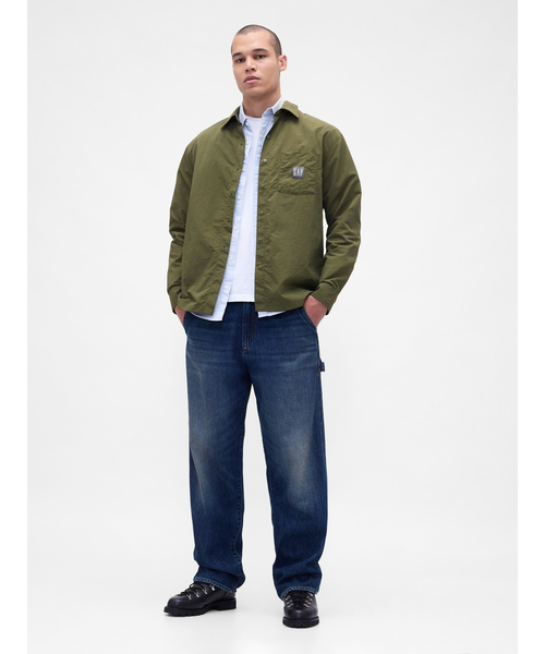 GAP（ギャップ）の「リサイクル素材100% オーバーサイズ ナイロンシャツ（シャツ/ブラウス・メンズ・ネイビー/ブラック/カーキ・XS/S/M/L/XL）」の5枚目の写真