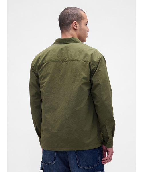 GAP（ギャップ）の「リサイクル素材100% オーバーサイズ ナイロンシャツ（シャツ/ブラウス・メンズ・ネイビー/ブラック/カーキ・XS/S/M/L/XL）」の8枚目の写真