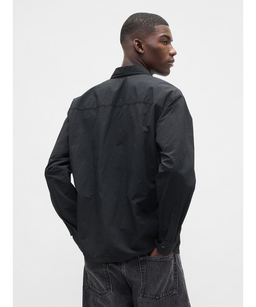 GAP（ギャップ）の「リサイクル素材100% オーバーサイズ ナイロンシャツ（シャツ/ブラウス・メンズ・ネイビー/ブラック/カーキ・XS/S/M/L/XL）」の9枚目の写真