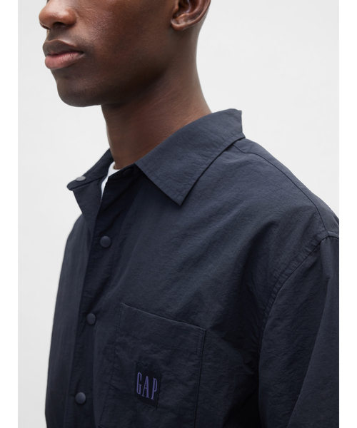 GAP（ギャップ）の「リサイクル素材100% オーバーサイズ ナイロンシャツ（シャツ/ブラウス・メンズ・ネイビー/ブラック/カーキ・XS/S/M/L/XL）」の10枚目の写真
