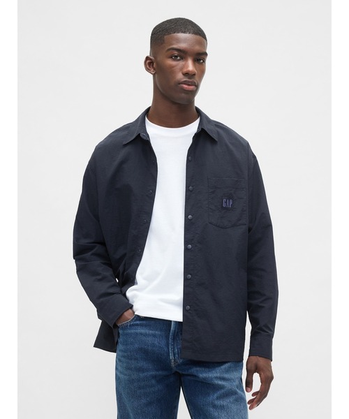 GAP（ギャップ）の「リサイクル素材100% オーバーサイズ ナイロンシャツ（シャツ/ブラウス・メンズ・ネイビー/ブラック/カーキ・XS/S/M/L/XL）」の3枚目の写真