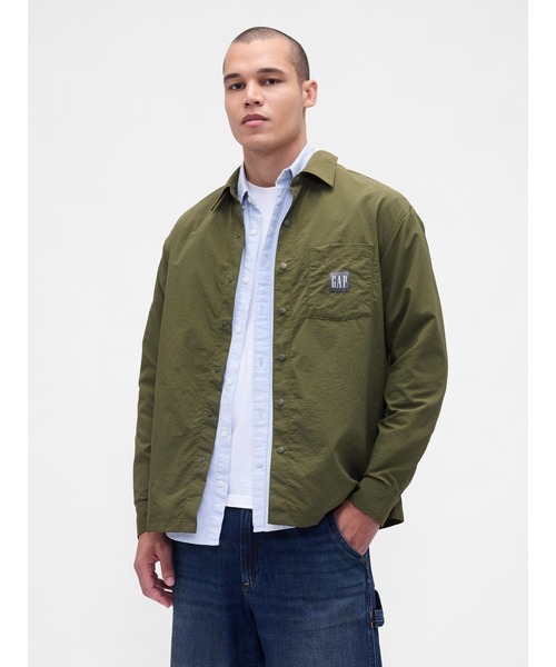GAP（ギャップ）の「リサイクル素材100% オーバーサイズ ナイロンシャツ（シャツ/ブラウス・メンズ・ネイビー/ブラック/カーキ・XS/S/M/L/XL）」の2枚目の写真
