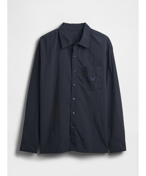 GAP（ギャップ）の「リサイクル素材100% オーバーサイズ ナイロンシャツ（シャツ/ブラウス・メンズ・ネイビー/ブラック/カーキ・XS/S/M/L/XL）」の14枚目の写真