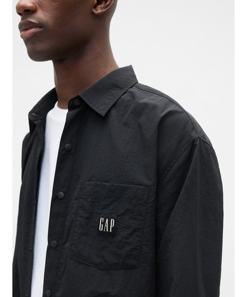 GAP（ギャップ）の「リサイクル素材100% オーバーサイズ ナイロンシャツ（シャツ/ブラウス・メンズ・ネイビー/ブラック/カーキ・XS/S/M/L/XL）」の12枚目の写真