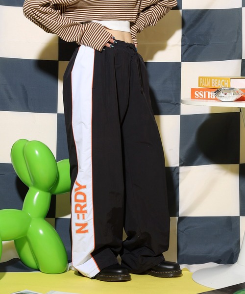 NERDY(ノルディ)の「ピンホイールラインウーブンパンツ(スウェットパンツ・レディース・パープル/ブラック/ブルー・L/S/M)」の6枚目の写真