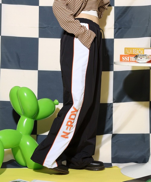 NERDY(ノルディ)の「ピンホイールラインウーブンパンツ(スウェットパンツ・レディース・パープル/ブラック/ブルー・L/S/M)」の7枚目の写真