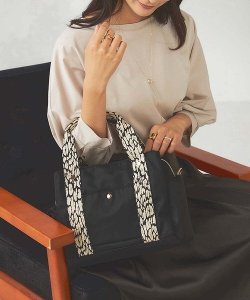 a.v.v（アーヴェヴェ）の「【2WAY】10ポケットバッグ（ショルダーバッグ・レディース・ブラック/ベージュ/ゴールド・38）」の3枚目の写真