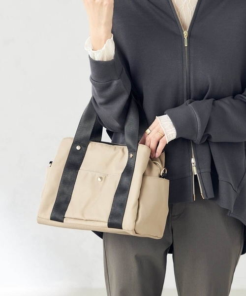 a.v.v（アーヴェヴェ）の「【2WAY】10ポケットバッグ（ショルダーバッグ・レディース・ブラック/ベージュ/ゴールド・38）」の15枚目の写真