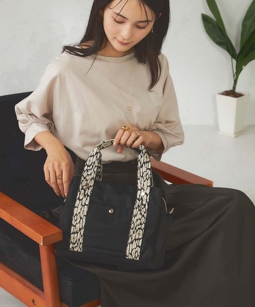 a.v.v（アーヴェヴェ）の「【2WAY】10ポケットバッグ（ショルダーバッグ・レディース・ブラック/ベージュ/ゴールド・38）」の20枚目の写真