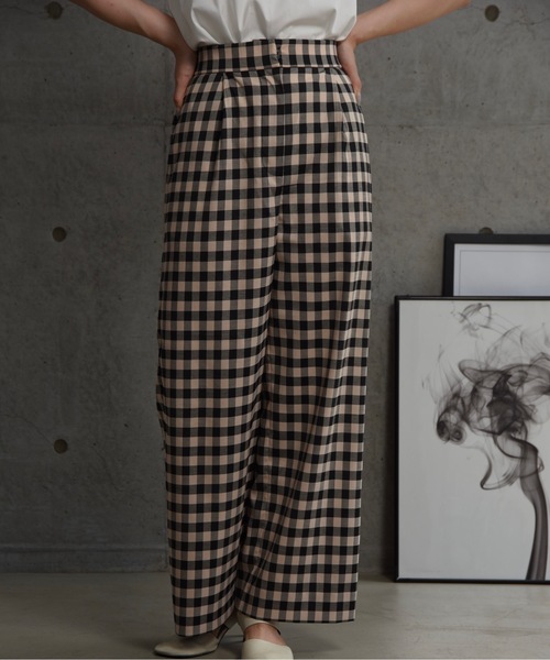 I_am(アイアム)の「gingham check straight tuck pants / ギンガムチェックストレートタックパンツ(その他パンツ・レディース・ベージュ/ホワイト・X-SMALL/SMALL)」の2枚目の写真