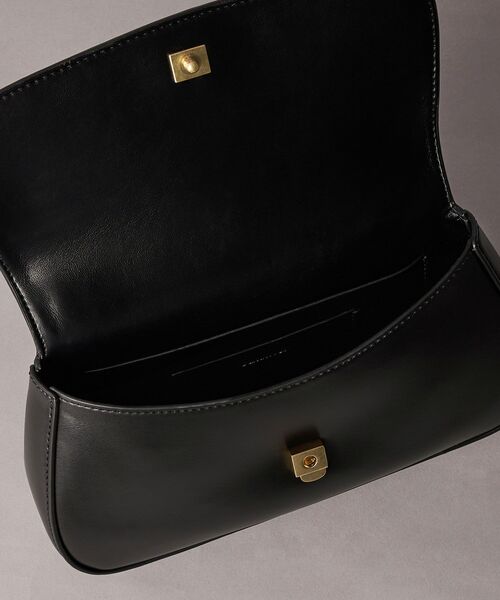 Calvin Klein（カルバン・クライン）の「チェーンストラップ付き ハンドルフラップバッグ（ショルダーバッグ・レディース・ブラック/ホワイト・FREE）」の6枚目の写真