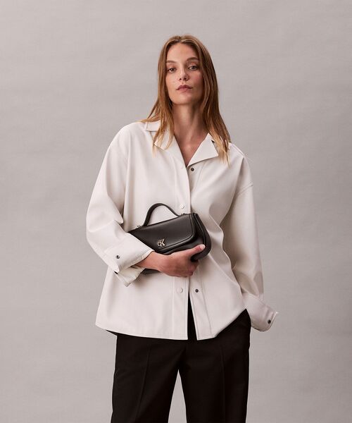 Calvin Klein（カルバン・クライン）の「チェーンストラップ付き ハンドルフラップバッグ（ショルダーバッグ・レディース・ブラック/ホワイト・FREE）」の7枚目の写真