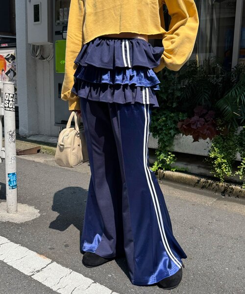 CIAOPANIC（チャオパニック）の「異素材切替トラックフレアパンツ（その他パンツ・レディース・ネイビー/レッド/グレー・SMALL/MEDIUM）」の2枚目の写真