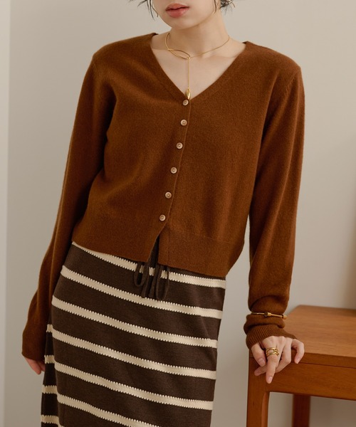 LAULEN(ローレン)の「wool v neck short knit cardigan /ウールVネックショートニットカーディガン(カーディガン/ボレロ・レディース・アイボリー/チャコールグレー/テラコッタ・FREE)」の4枚目の写真