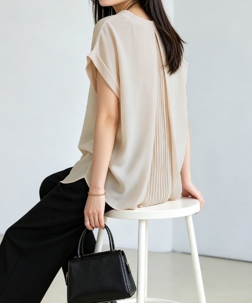 ReRe(リリ)の「バックスリット袖ロールアップブラウス(シャツ/ブラウス・レディース・テラコッタ/グリーン/ネイビー/ベージュ/ホワイト・FREE)」の10枚目の写真