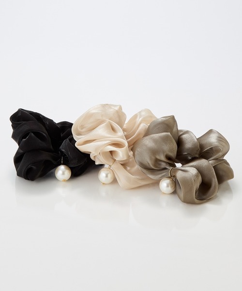 Phoebe（フィービィー）の「ボリューミーシアーシュシュ/パール/大ぶり（シュシュ・レディース・ブラック/ベージュ/グレー・FREE）」の3枚目の写真