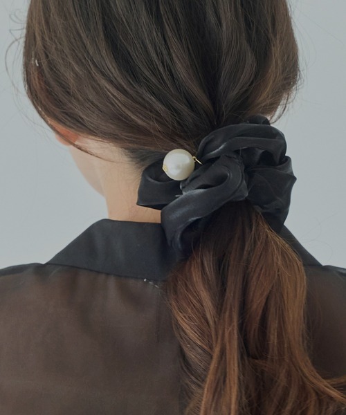 Phoebe（フィービィー）の「ボリューミーシアーシュシュ/パール/大ぶり（シュシュ・レディース・ブラック/ベージュ/グレー・FREE）」の2枚目の写真