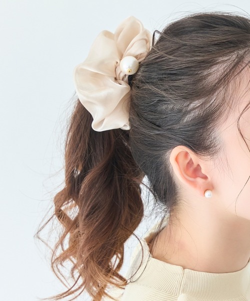 Phoebe（フィービィー）の「ボリューミーシアーシュシュ/パール/大ぶり（シュシュ・レディース・ブラック/ベージュ/グレー・FREE）」の4枚目の写真