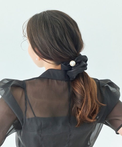 Phoebe（フィービィー）の「ボリューミーシアーシュシュ/パール/大ぶり（シュシュ・レディース・ブラック/ベージュ/グレー・FREE）」の9枚目の写真