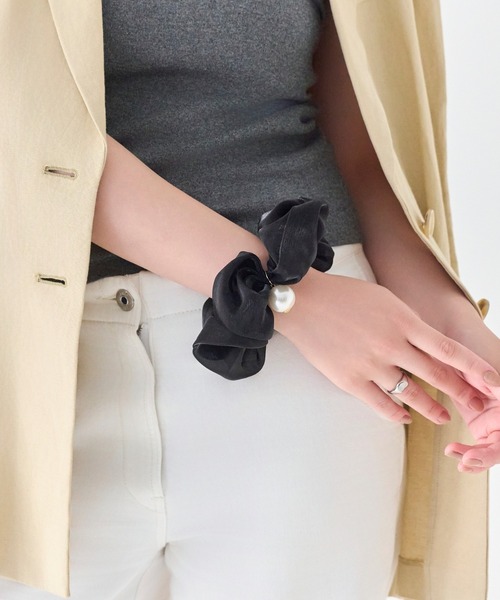 Phoebe（フィービィー）の「ボリューミーシアーシュシュ/パール/大ぶり（シュシュ・レディース・ブラック/ベージュ/グレー・FREE）」の11枚目の写真