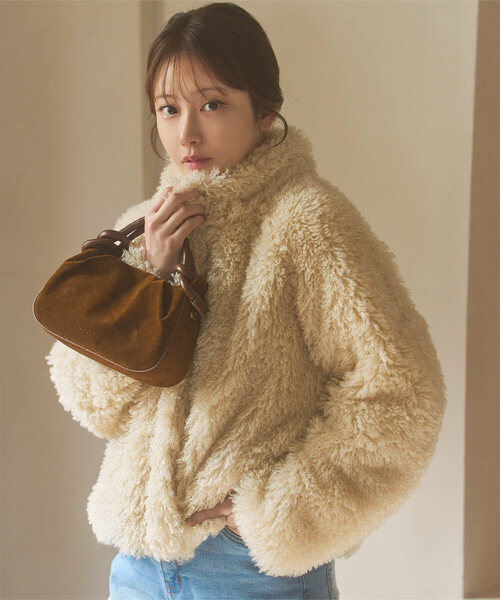 小澤美里さんコラボ ] リボンブローチつきエコファーショートコート